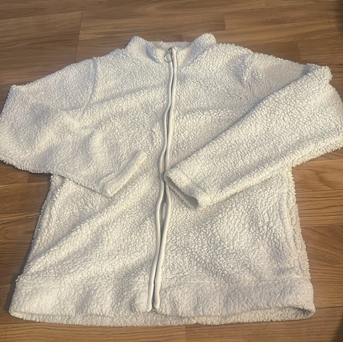 Vit teddyjacka med dragkedja från 157