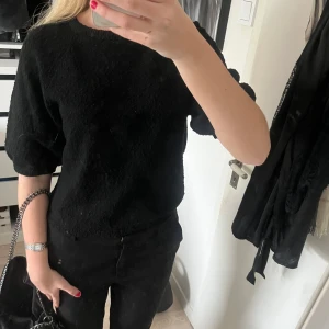 Svart stickad tröja - Superfin stickad tröja!! Säljer då jag har för många🫶🫶🤍🤍🤍