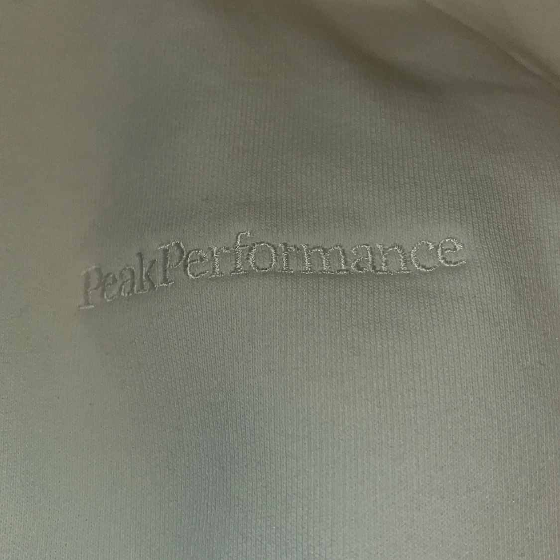 Vit hoodie med dragkedja från Peak Performance - 1