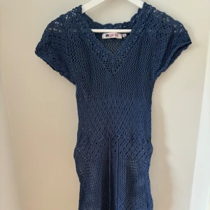 Strandklänning - Blå strandklänning med mönster och knytning i midjan