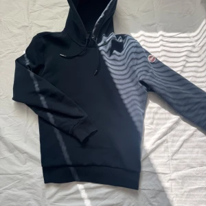 COLMAR - Säljer denna Colmar hoodie, hoodien är i bra skick, ser inte många gå runt me denna typ av hoodie, skriv vid fler frågor eller funderingar! 