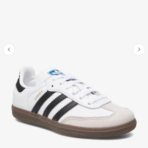 Adidas Samba OG vita och svarta sneakers - Helt nya Adidas Samba, endast använda två gånger. Storlek 41,1/3. Säljer pga att dom är lite för små. Skriv om ni är intresserade, pris går att diskutera😊