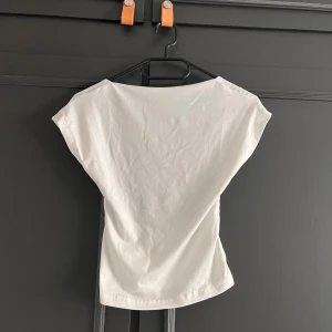 Vit tshirt med öppen rygg - Säljer denna t shirt med öppen rygg. Har en likadan blå i min profil om man vill köpa båda samtidigt 