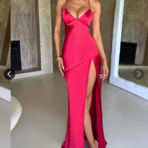 Röd/rosa balklänning  - Snygg balklänning som jag aldrig använde - den har ingen storlek men passar nog alla eftersom den knyts med band. Kvalitén på materialet är inte så bra, därför säljs den för så billig men den funkar absolut och är bekväm.