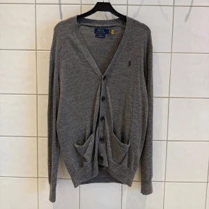 Polo Ralph Lauren kofta i storlek s - En kofta från Polo Ralph Lauren i storlek S. Plagget har i princip aldrig använts och är i nyskick. Koftan är i normalstorlek och tillverkad i merinoull.   Nypris: 2195 kr Mitt pris: 800 kr