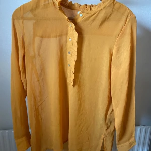 Gul blus  - Super trendigt med gult, perfekt nu till sommaren!