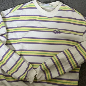 Randig långärmad tröja från Junkyard - Säljer en randig långärmad tröja från Junkyard. Storlek S. Bra skick.