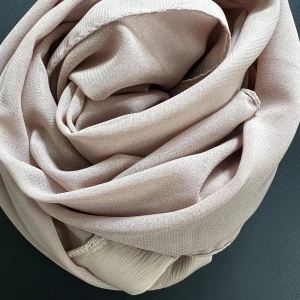 Ljusbeige slöja i siden - En tunn och elegant ljusbeige halsduk i siden. Den har en slät yta med lätt glans och är rektangulär i formen. Perfekt att styla på olika sätt för en sofistikerad look.
