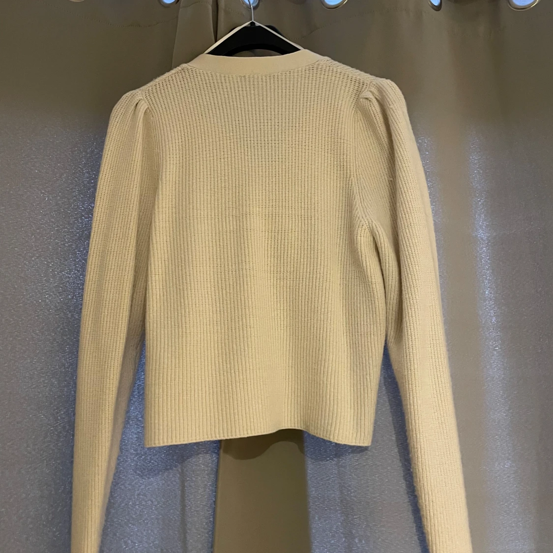 Beige ribbad kofta med knappar - 1