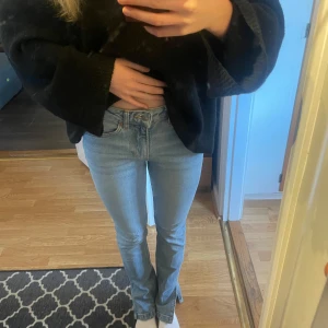 Ljusblå jeans med slits - Säljer ett par ljusblå jeans från bikbok med slits nertill på benen. Jeansen är mid Waist, klassiska fickor och bälteshällor. Använda fåtal gånger💞💞
