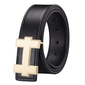 Svart skärp med guldspänne - Snyggt svart bälte i skinn med markerade vita sömmar längs kanterna och ett stort, guldigt spänne i geometrisk form. Perfekt accessoar för att lyfta din outfit.