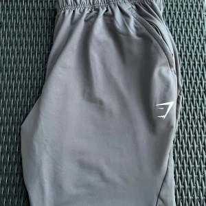 Träningsbyxa Gymshark  - Säljer ett par träningsbyxor från Gymshark. Använda fåtal gånger och är i perfekt skick. Storlek XL men passform är slimfit.