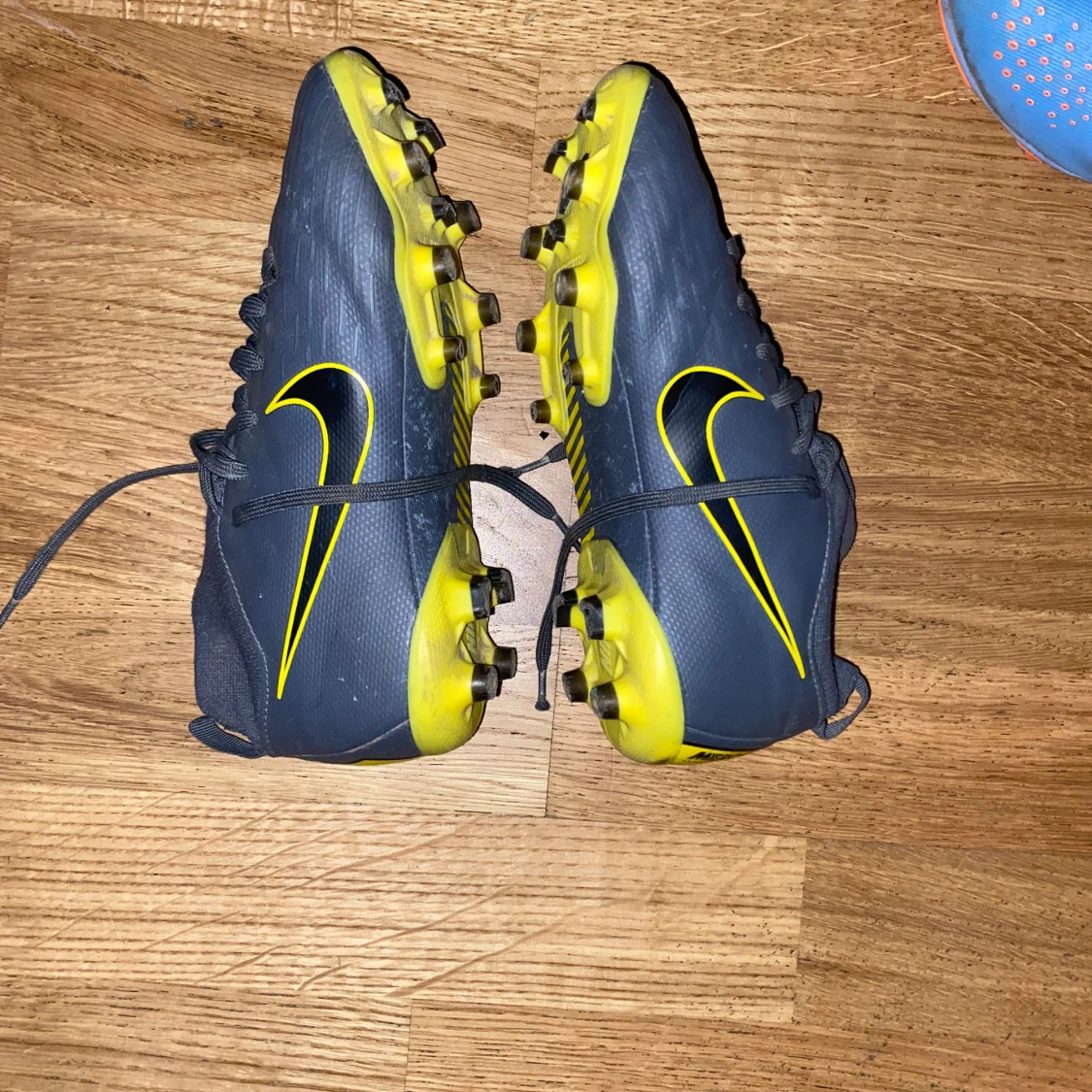 Nike Mercurial fotbollsskor i grått och gult - 1