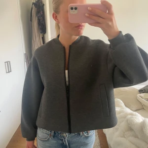 Jacka  - As snygg jacka som är perfekt för våren och sommarkvällar😇😇🥂 