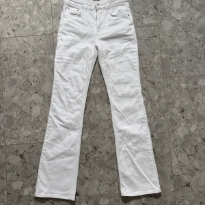 Vita bootcut jeans - Säljer ett par vita bootcut jeans med medel/hög midja. Mycket bra skick!