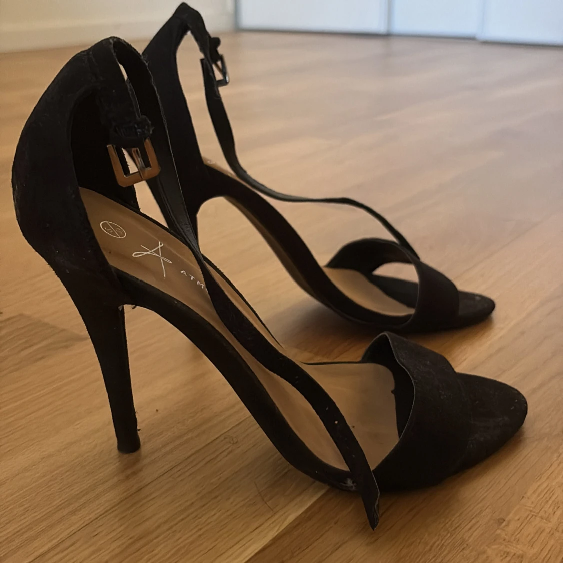 Svarta höga klackar med öppen tå