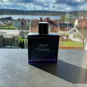 Bleu de Chanel Eau de Parfum - 90/100ml säljer billigt då den har varit i solen och då luktar till stor del som vanliga. 