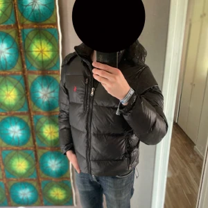 Svart puffer från Ralph lauren - Säljer min jacka nu för jag behöver pengar till moppen! Köp nu för bra pris så är du kittad inför vintern. Priset är inte spikat kom gärna med rimliga förslag, hör av dig vid minsta fundering!