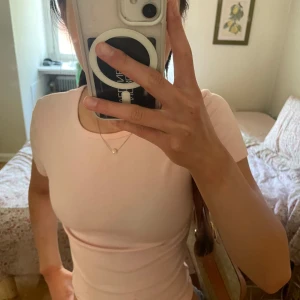 Ljusrosa t-shirt från Gina Tricot - Säljer en ljusrosa, tight t-shirt från Gina Tricot, modell Basically Basics. T-shirten har rund halsringning och figur nära passform. Lite osynliga fläckar men går säkert bort, sparsamt använt. Perfekt att ha till sommaren/våren för att en stilren look💗💗 #