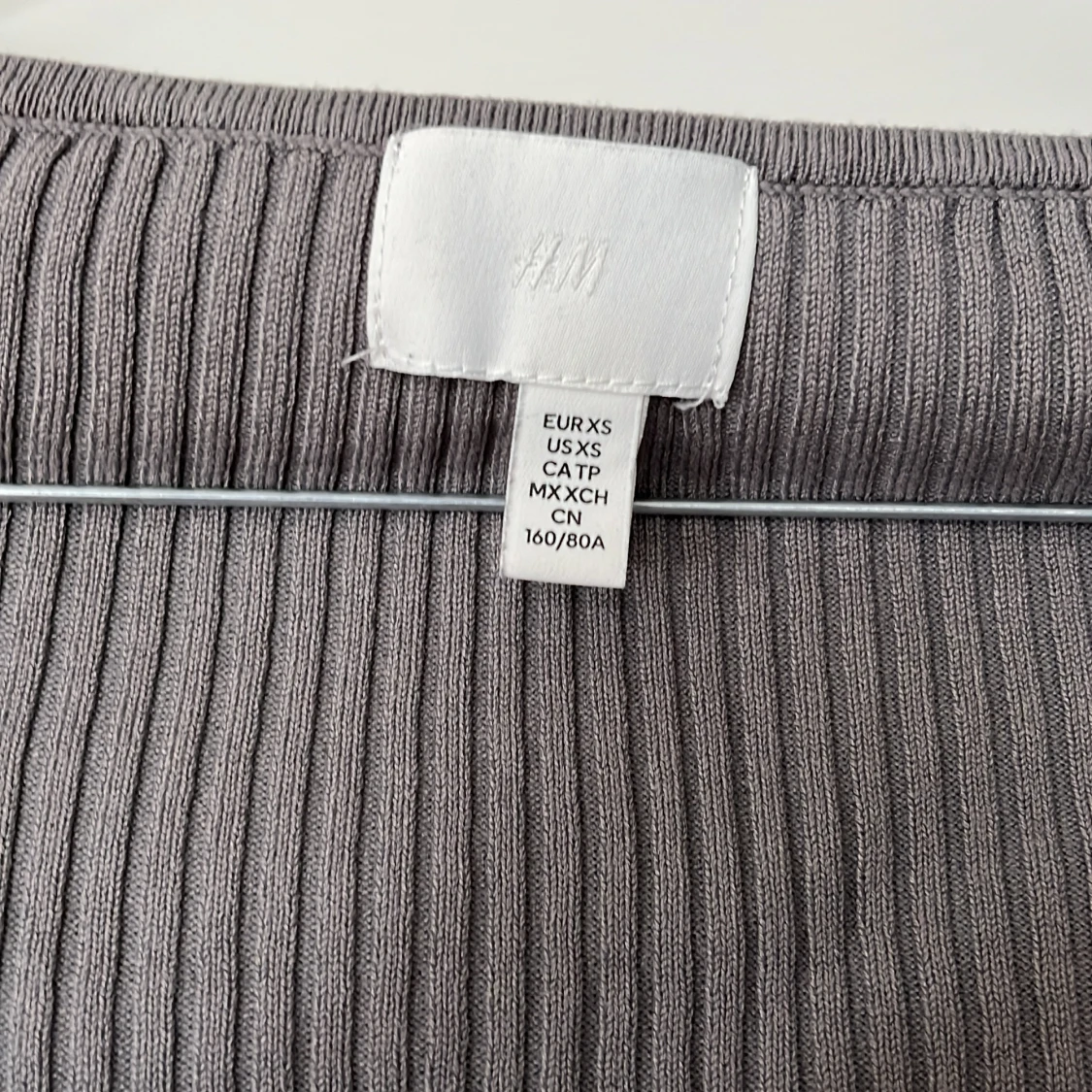 Grå ribbad långärmad topp från H&M - 1