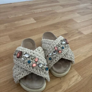 Inuikii tofflor - Säljer dessa fina inuikii tofflor, de är inte defekter på dem men dom är använda!💕Priset kan diskuteras!