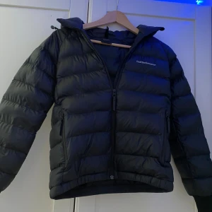 Peak Performance höst/vinter jacka - Säljer en peak performance jacka nu efter som jag ej har använt den på ett tag. Den är typ som ny och är perfekt till när de är lite kallt ute man kan använda den åretrunt förutom på sommaren. Ordinarie pris 1800kr. Pris kan diskuteras, byte går bra
