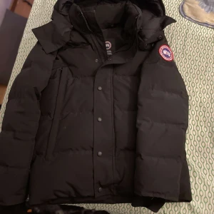 Canada goose Wyndham Parka - Fin canada goose jacka. Säljes då den inte passar mer. Bra jacka att ha när vintern kommer!