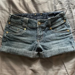 Lågmidjade shorts  - Säljer ett par lågmidjade shorts med midjemått rakt över: 37cm och gren: 19cm. Köpte shortsen på plick men tyvärr passade de inte. Shortsen är avklippta jeans ( se sista bild ). Bra skick 