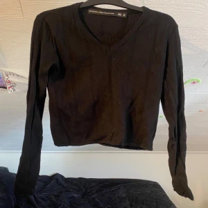 Svart ribbad v-ringad tröja från Lager 157 - Säljer en svart långärmad tröja från Lager 157. Tröjan har v-ringning och är ribbad vilket ger en snygg struktur. Passformen är normal och materialet känns mjukt och bekvämt.