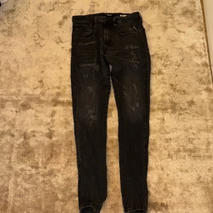 Svarta Replay jeans med slitningar - Tvär feta replay jänz t salu, inga defekter, Skriv i pm om du har frågor osv🍾🤩🤩🤩