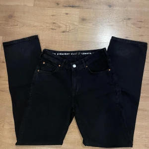 Lågmidjade jeans - Superfina lågmidjade jeans💞aldrig använda då dom inte passar mig, har därför inga bilder på heller! Storlek 27 och längd 32, pris kan diskuteras☺️