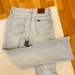 Lee jeans - Snygga bootcut jeans med stretch! De är för små så har tyvärr inga bilder på! Mått >>> midja: 37cm rakt över, innerbenslängd: 74cm