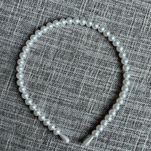Pärldiadem från brandy melville  - Snyggt hårband dekorerat med vita pärlor runt hela bågen. Perfekt accessoar för att ge en elegant touch till din frisyr. Passar både till utsläppt och uppsatt hår.