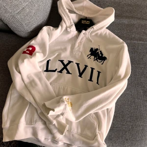 Ralph Lauren - En old money hoodie från de mest old money märket. Unik och elegant 🤵🏼Hoodien har några år på nacken men kommer få dig att känna dig som ny! 😉 För mer info, bara att höra av dig. MVH SecondTreasures. 