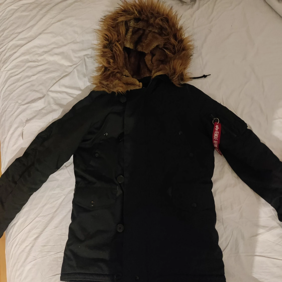 Svart parkajacka med päls från Alpha Industries