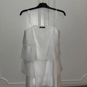 Vit klänning från Gina - Säljer denna super söta klänningen ifrån Gina då den ej kommer till användning💗 perfekt nu till studenten och skolavslutningar! Lapp kvar och har ej använts😊