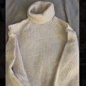 Stickad vit turtle neck från H&M - Fin vit stickad turtle neck köpt ifrån H&M. Aldrig använd. Vitare i verkligheten pga dåligt ljus. 