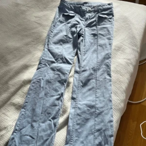 Low waist bootcut jeans  - Jätte populära ljus blå hm jeans storlek 40!  Dom är väldigt sköna i materialet och är ganska stretchiga så passar både mindre och större storlekar. Dom har små fickor där fram och INGA där bak!  Bra skick, lite fläckar som sitter längst ned vid sömen bild finns med!! Obs dom säljs inte längre därför svåra att få tag i 
