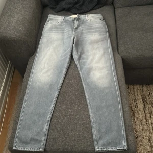 Replay ljusblå jeansbyxor - Säljer ett par ljusblå Replay jeans med klassisk femficksdesign och dragkedja. Jeansen har en något tvättad look och raka ben. Märkeslapp bak och Replay-detalj vid fickan fram. Perfekta för en avslappnad stil. Aldrig använda. Köpt för 1500 på Volt i Birsta/ Sundsvall. Säljes för 800. Pris ej hugget i sten. Skriv vid frågor 