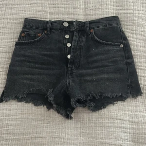 Svarta jeansshorts med fransar från Zara - Säljer dessa jätte snygga svarta jeans shorts från Zara💕knappt andvända och i mycket bra skick💓