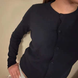 Mörkblå kofta med knappar - Säljer en super snygg mörkblå kofta som aldrig kommer till användning 🤗❤️