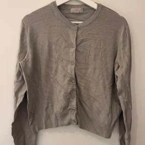 Kofta  - Kofta med knappar framtill 