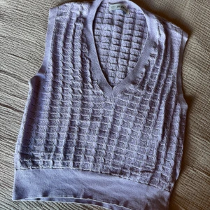 Ljuslila stickad väst - Säljer en ljuslila stickad väst med v-ringning. Saknas lapp med storlek men passar XS.  