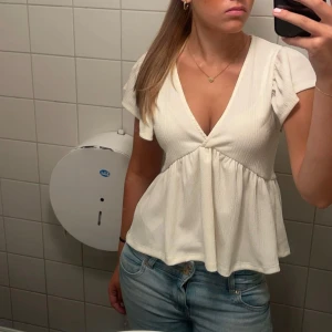 Vit blus med v-ringning - Säljer en söt vit blus med djup v-ringning och korta puffärmar. Perfekt att matcha med jeans eller kjol. Skriv för frågor💓