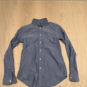 Ralph lauren skjorta - Säljer denna feta Ralph lauren skjortan i en unik färg. Skjortan är custom fit men passar som xs. Den är även i ett bra skick utan några defekter. Skriv vid minsta fundering eller fråga. 