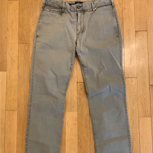 Jeans/chinos Morris - Snygga jeans/chinos från Morris tillverkade i bomull med lite stretch. Perfekt som dagliga byxor och även lite finare tillfällen. Fler bilder kan fixas om det önskas! 