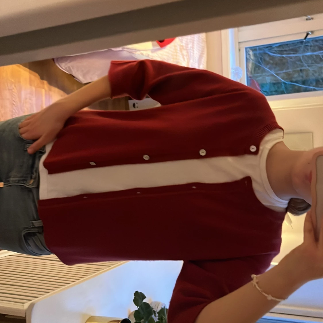 Mörkröd kofta med knappar - 2