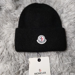 Svart stickad mössa  - Svart ribbstickad mössa 