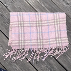 Rosa burberry halsduk - Mjuk rosa burberry halsduk i halvokej skick, den har några småhål samt fläckar