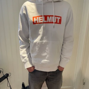 Helmut Lang hoodie - Snygg Helmut Lang hoodie i bra skick. Passar storlek M men passar S . 